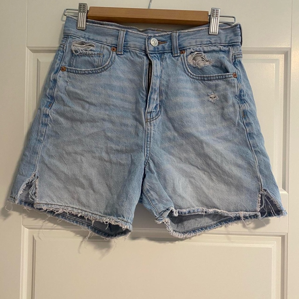 High waisted blue denim shorts
American Eagle